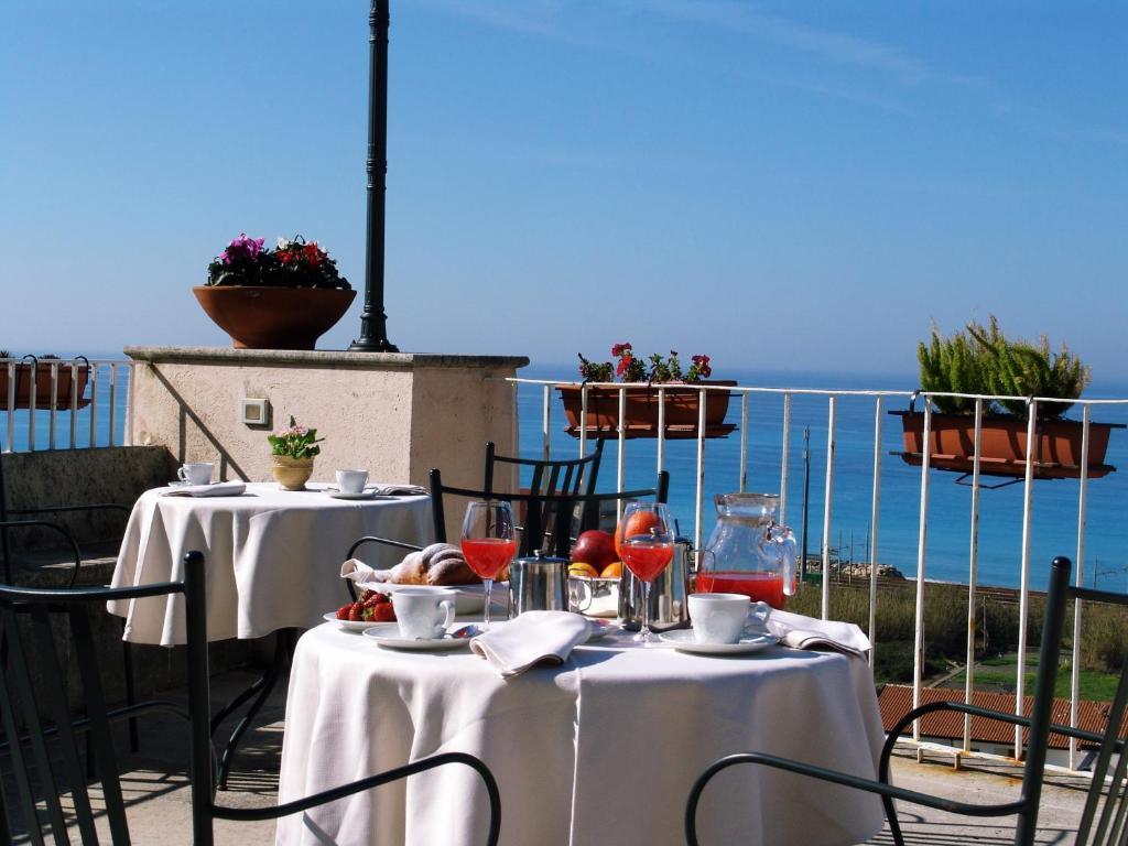 אמנטיאה Hotel Ristorante Le Clarisse מראה חיצוני תמונה